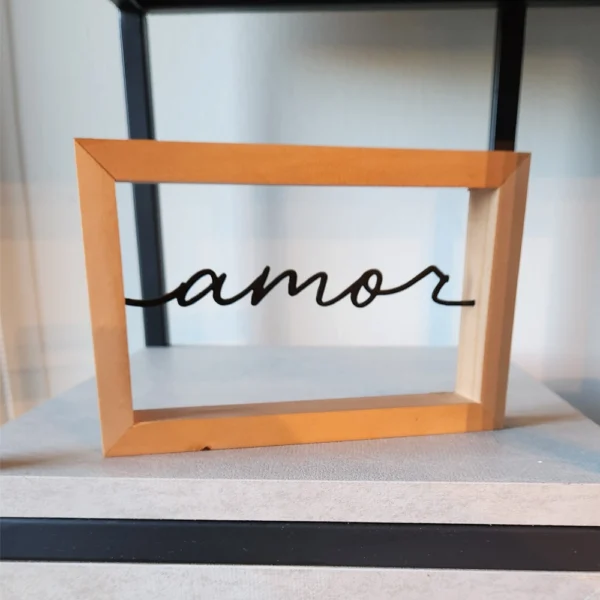 Enfeite Decorativo Amor – Aço Preto Fosco e Base Pinus