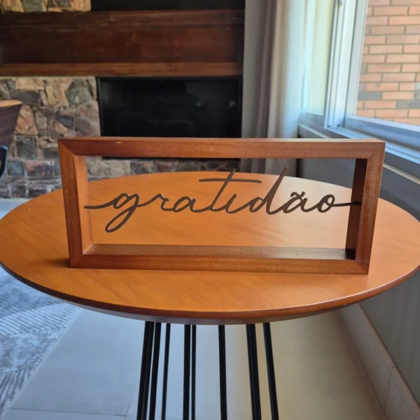 Enfeite Decorativo Gratidão – Base Pinus Marrom Fosco