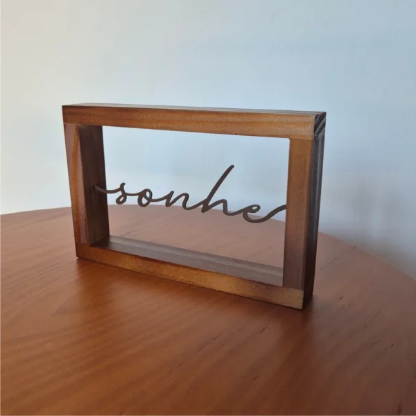 Enfeite Decorativo Sonhe – Aço Marrom Fosco Base Pinus