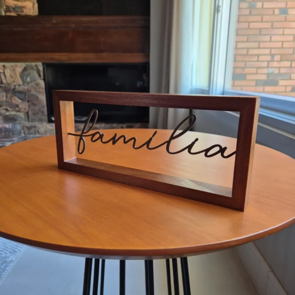 Enfeite Decorativo Família – Aço Marrom Fosco + Base Pinus
